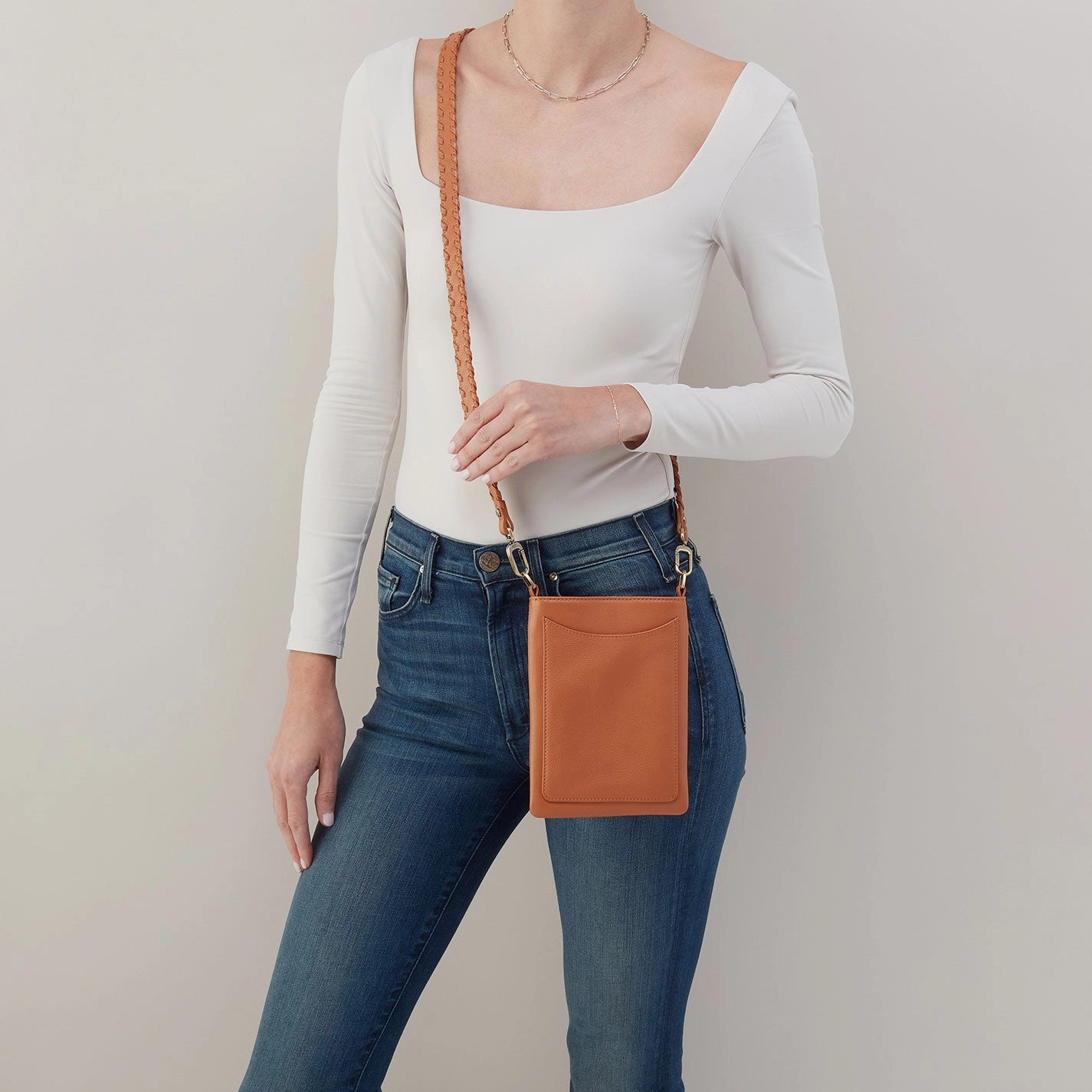 Tyler Phone Crossbody In Pebbled Leather - Butterscotch